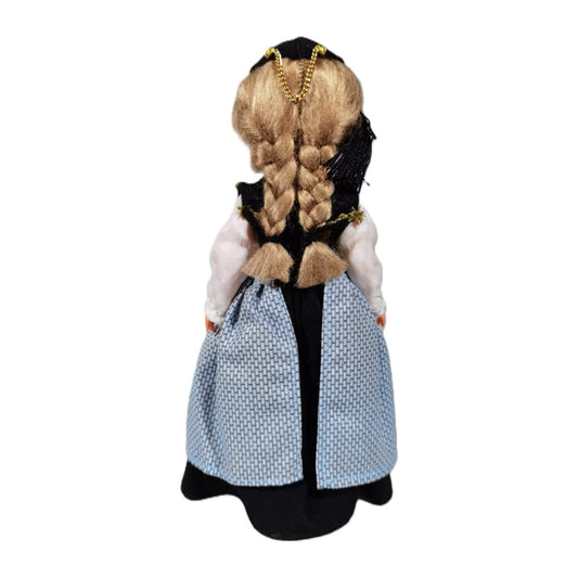 Icelandic National Costume 3: Skautbúningur: Festive Dress